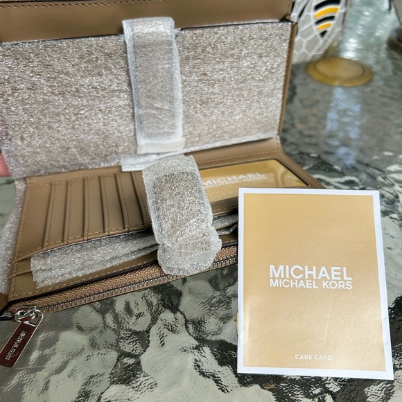 NWT-Michael Kors Cream and Tan Wristlet Jet set Travel - Picture 2 of 9